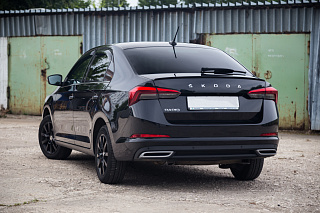 BLACKOUT EDITION. Спойлер лип крашенный Черный глянец Skoda Rapid II Gen (2020 - 2024 - по настоящее время) + УСТАНОВОЧНЫЙ КОМПЛЕКТ